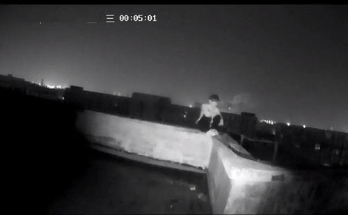 夜半公厕惊魂：幽暗角落，谁在低语？