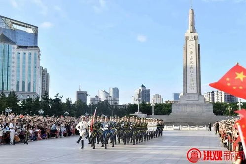 八一广场：升旗仪式与美食街的双沉重奏
