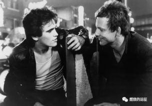 午夜钟声敲响，镜中人脸为何血色狰狞？——揭秘风水禁忌与气血玄学