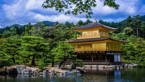 天龙寺、建仁寺、仁和寺、龙安寺、银阁寺、西本願寺这一些名寺自不用说,更多是游人必访之处,游人更多了不容简单免喧闹,只有在那一些隐于幽处,游人不容简单寻的地方才可见京都庭院的本色. 林明德在《悠游京都》一书里说到, 京都的宝藏太更多了,需从「故事」和「辨识」启动——了解发生在京都的故事,辨识出京都的景物,或许是了解这座古都的两块