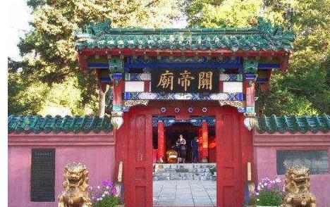 庙宇中哪个供奉十二生肖神像，其生肖属性是什么？
