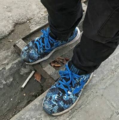 这双旅游鞋为何配有蓝条，背后有什么特别的故事？