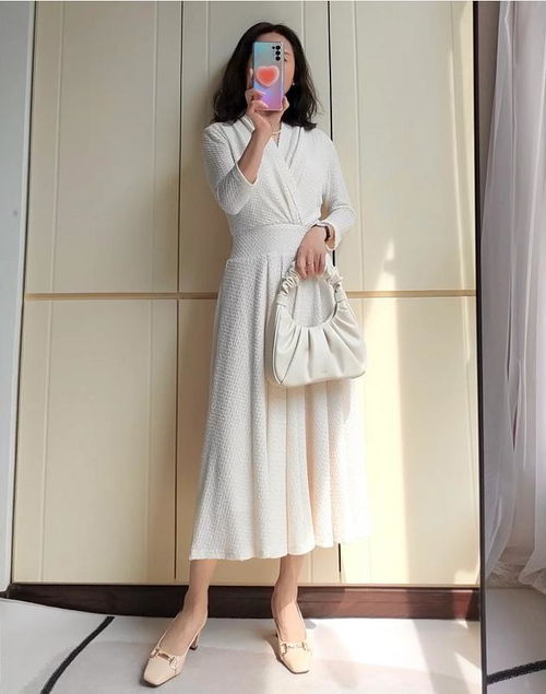 珍珠白衣服如何搭配才能穿出时尚感？