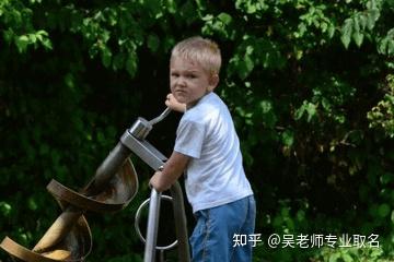 这年头给男娃取个“英勇名”怎么比西天取经还难？奉劝爹妈们先别急——有些坑我替你们踩过了