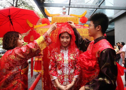 传统婚俗焕新颜，现代元素融订婚喜！