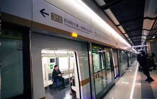 噪音插入：轰鸣声、 钟表滴答、风吹过路灯