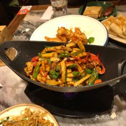 宫廷山药， 干锅千页豆腐，意较大利黑醋汁排骨，黄油手抓饼，夫妻肺片等