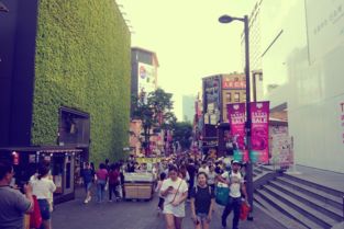 走在市场的街道上， 仿佛能听到韩国历史在耳边低语