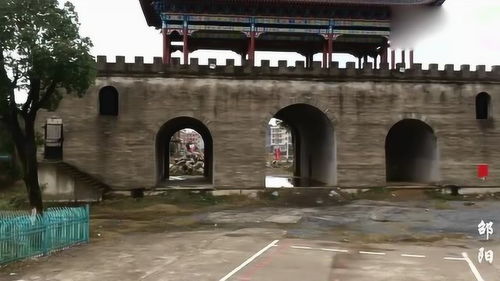 2. 城门：岁月的印记（或着说是涂鸦者的杰作？）