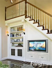 楼梯间的阴影与内心的投射