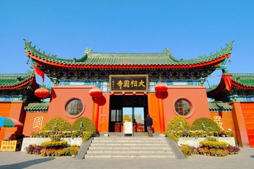 园内有燕南楼、南熏阁等古建筑,周边环境优雅,景色宜人。第一天:抵达厦门,游览厦门市区 。第二天:游览菽庄花园,这是鼓浪屿更具代表性的园林之一 。