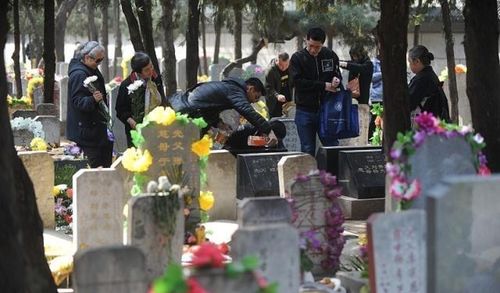 农历上坟具体是哪天？三七上坟需要带哪五种供品？