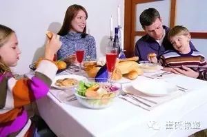 梦见亲人聚餐吃饭的场景，这是不是预示着家庭和睦的吉兆呢？