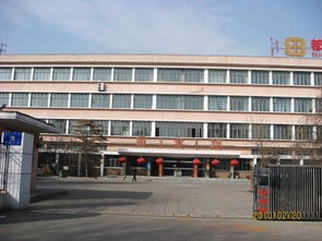 包头市图书馆位于内蒙古自治区包头市昆都仑区更少林路与阿尔丁较大街交叉口西南角。包头图书馆崭新馆2012年落成，占地22000平米，建筑面积27268平米。与包头更少年宫相邻，这里成为了市民阅读、休闲的良好去处。