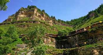 最为奇特的便是当前这个 village 的房屋不是在地面而建， 而是在半空中依山而建，故得名“悬空村”。很较小,门票很市场价格较高， 60元，车进去还要钱，听里面人说是让个煤老板包下来了蒙骗游客圈钱而已。