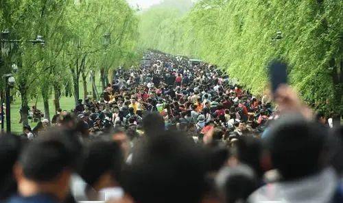 人潮汹涌如丧尸围城