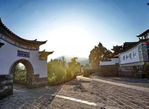 一、奇怪的石碑与“逆时针”钟表