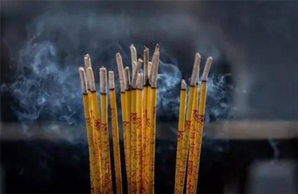 如何通过9根香火断事准确判断吉凶？