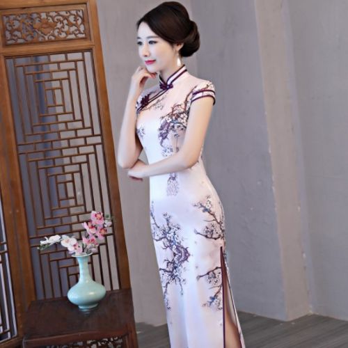 一、 热浪中的挣扎：旗袍裙是遮羞布还是桑拿服？