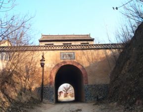 中原影视城和崇山寺：一种奇妙的“邻居”关系