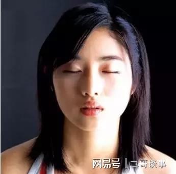 女人有刘海染红发薄唇面相如何？