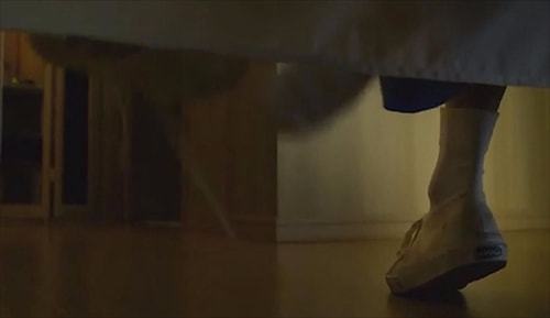 苍白的手  在床板下方阴影里露出了一只苍白的手! 那只手瘦骨嶙峋、 布满皱纹、指甲又长又黑.它正紧紧地抓着床板,似乎想要爬上来一样!  我的脑袋嗡嗡作响 ,全身僵硬麻木 。 这哪像一只手啊?! 这分明就是一只从地狱里伸出来的魔爪! 星座与风水的纠葛 你说这星座和风水吧？其实呀，都是一门玄学。你瞧瞧我的生肖属兔的人心思细腻敏感（虽然我经常忘记关煤气），容易受到外界的影响。而今年恰逢流年不利（主要原因是隔壁李大娘家的猪都生病了），所以才会招惹到这种事情！至于星座嘛…嗯…我的孙女是天蝎座的（她喜欢穿黑色衣服）， 天蝎座的人性格比较强势（她经常和我吵架），也容易招惹是非。五行八卦 我知道你肯定要问五行八卦了！好吧好吧我就说几句：咱们家坐北朝南(其实是随便建的)，属金（主要原因是屋顶是铁皮做的）。但的需要用血祭才能化解！！！ (还好我有献血证) 但道士还告诉我必须要在午夜十二点的时候将红色的丝绸系在卧室门把手上才能驱邪！！！(我家只有蓝色的丝巾！)  再说说的结局 再说说还是我的孙女帮了我一个大忙她用她的黑色裙子剪了一条红丝带系在了门把手上然后我们一起念起了咒语(其实就是念了一遍“芝麻开门”) 奇迹发生了!!! 那只手消失了!!! 从此以后再也没有出现过！！！余波未平 只是过了几天后我发现孙女开始变得沉默寡言而且每天都要穿黑色衣服……而且她的房间总是弥漫着一股奇怪的味道…… (可能是她偷偷养了一只黑猫！)   哎呦我的腰又酸了！真是倒霉透顶!