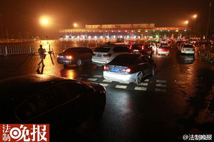 a) 高速收费站排队 “等候艺术”