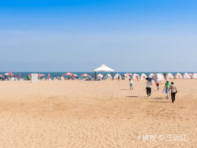 石老人海水浴场：传说中的“石头爷爷”看守着夏天