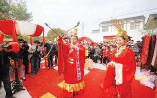 河南婚俗揭秘：扑床仪式攻略，快速走红！