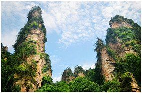 一、 张家界旅游全攻略：最新玩法与避坑指南（：张家界旅游攻略）