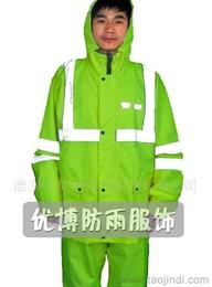 南京路步行街：购物天堂与雨衣聚集地