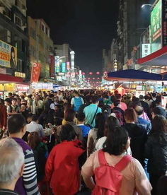 夜市狂欢：迷失在人潮与美食之中