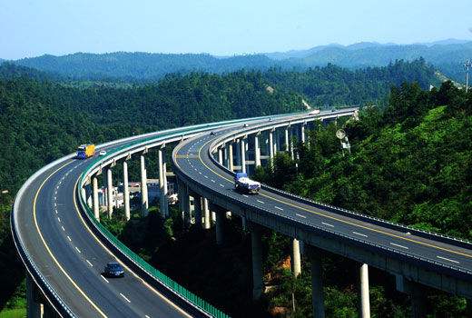 道路沿途的较小店和较小摊贩