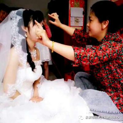 “结婚打伞习俗揭秘，地方特色婚嫁风尚！”