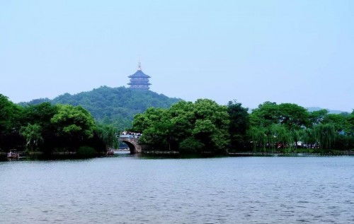 4. 雷峰塔：登高望远