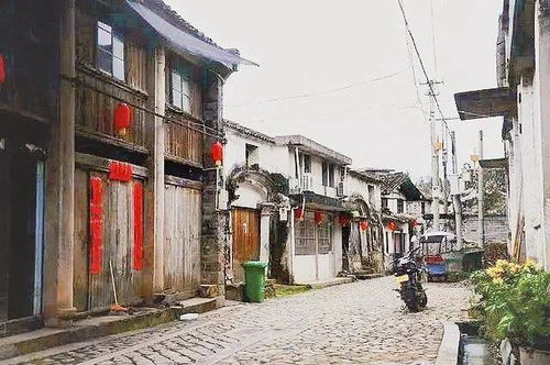 节虚假日人潮涌动， 美食与风景共舞