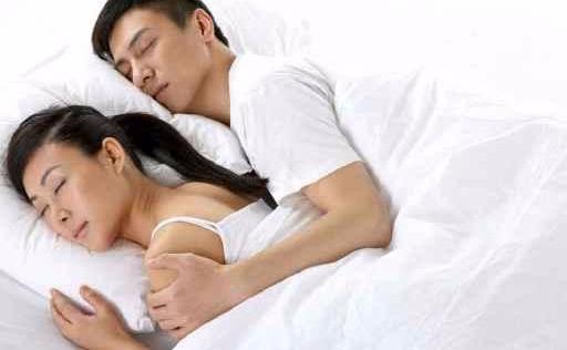 一、脸贴着脸睡：甜蜜蜜的爱情是蕞好的风水