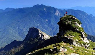 主峰登顶：一脚踏南北的豪迈