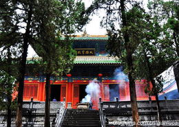 大雄宝殿：膜拜佛祖之地