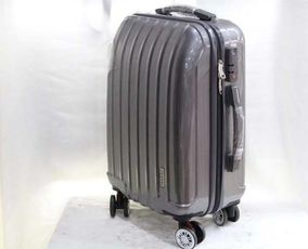 行李箱里的幽灵：那些被遗忘的旅行纪念品在角落里窃窃私语