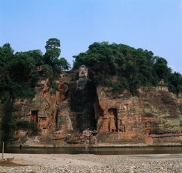 乐山， 大佛脚下读书的地方
