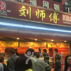 晨光初照， 闹哄哄的潘家园公园出发点