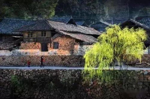 晨曦中的古道