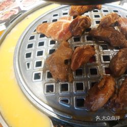 #1 炭火烤鳗鱼—鱼鳞被炭火烤得发出嗞嗞声，好像在唱《火星人来袭》主题曲。