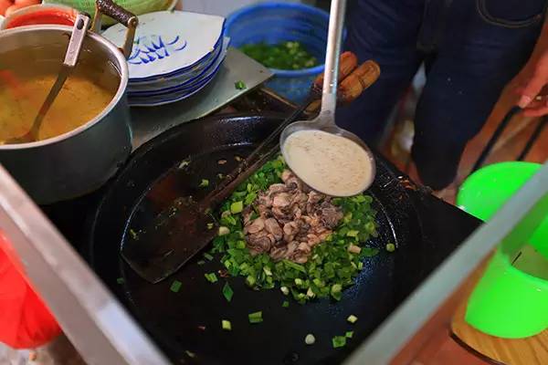 麻辣烫：一锅沸腾的情绪垃圾桶