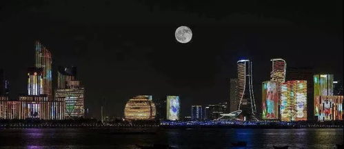 钱塘江：月亮和灯光打架