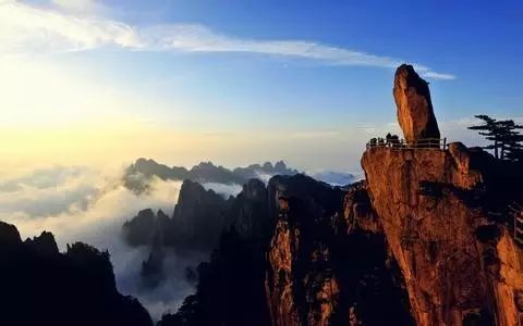 震惊！70岁大爷爬黄山竟然比年轻人还猛？2026年黄历显示这天最吉利