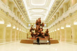 第三章：美术馆里的巨幅震撼与无声对话