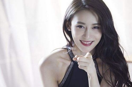 八字中金过旺且无火的女性有哪些显著特点？