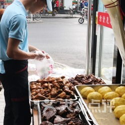 三、 味蕾的狂欢：那些不可错过的特色小吃